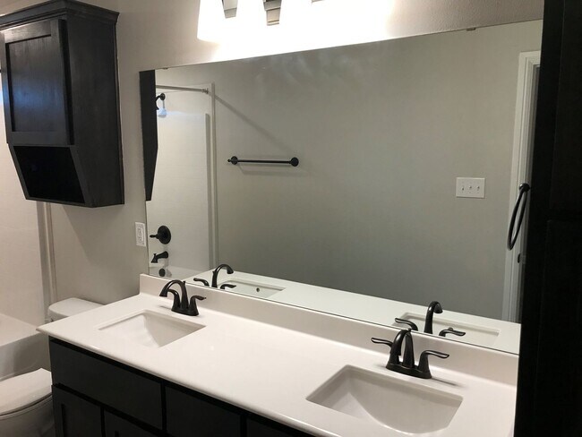 Building Photo - Spacious 3 Bed / 2 Bath Duplex in Trimmier...
