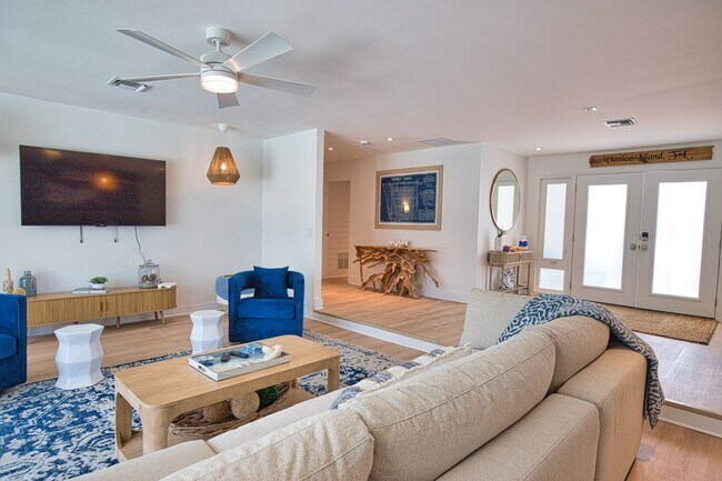 Building Photo - Seasonal Venice Island Pool Home half block from Golden Beach deeded access to the Gulf!