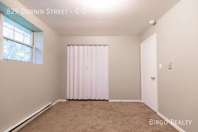 Building Photo - Comfortable 1 Bed/1 Bath APARTMENT in GREE...