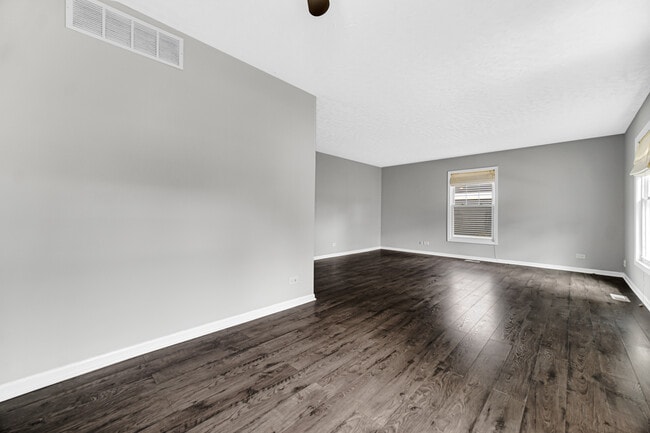 Building Photo - 323 Somerset Ln
