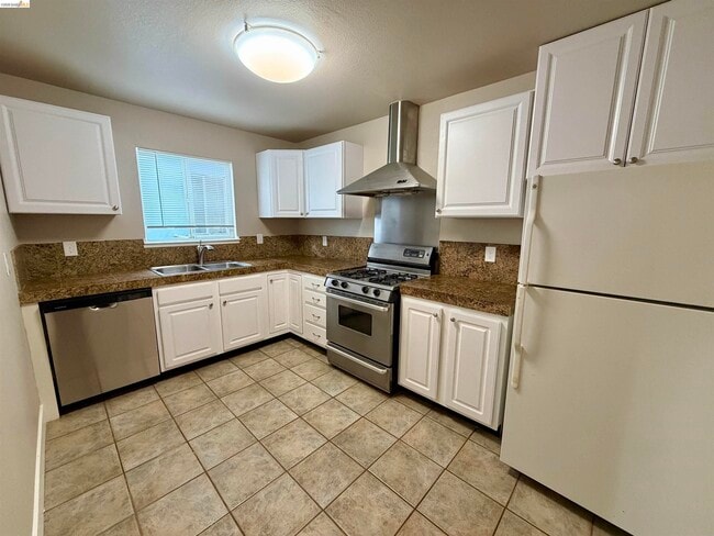 Building Photo - 525 Clayton Ave