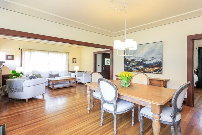 Building Photo - Furnished 1920 Craftsman Bungalow Available In The Dimond District!