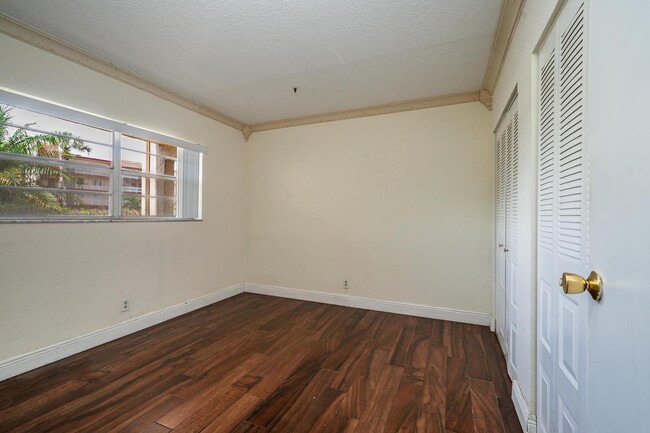 Building Photo - 1010 Country Club Dr