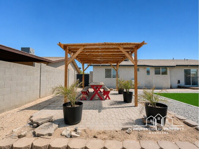 Building Photo - “Spacious 4-Bedroom, 2-Bath Home with Solar Panels in Yuma”