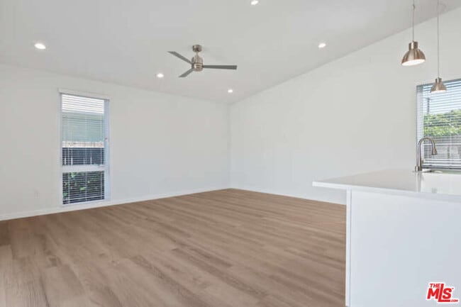 Building Photo - 15912 Vose St