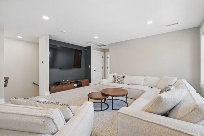 Building Photo - Luxurious, Fully Furnished Townhome       ...