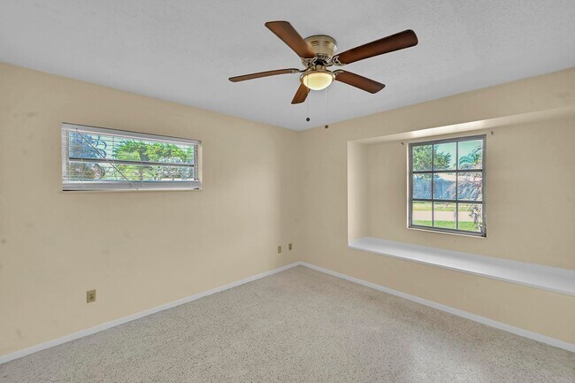 Building Photo - 160 NE Bracken Rd