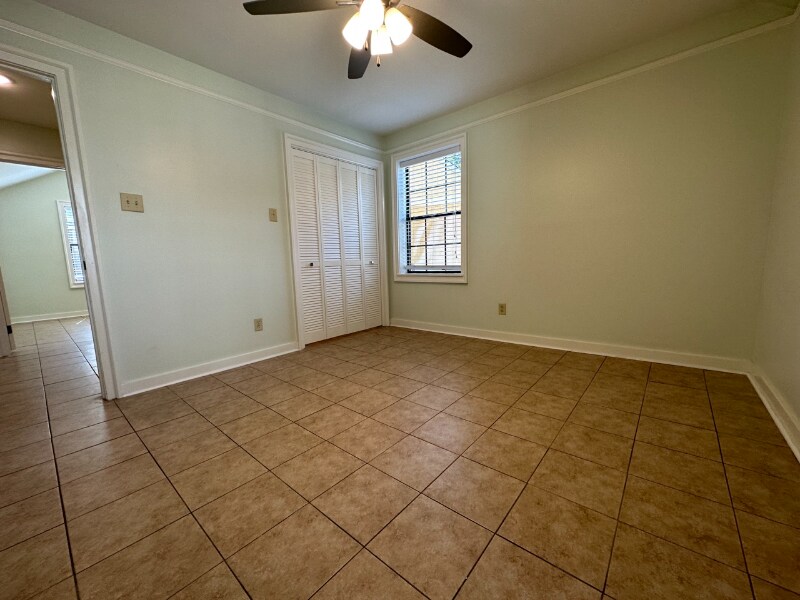 Building Photo - 507 E 7th St