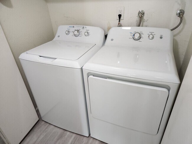 Building Photo - Spacious Two-Story 3bd Townhouse With Priv...