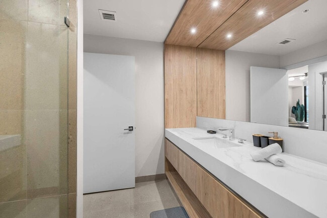 Building Photo - 11 NE 6th St