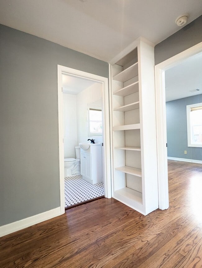 Building Photo - Beautiful 2 bedroom/1 bath home with solid surface flooring!