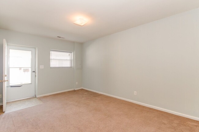Building Photo - 1443 W 40th St