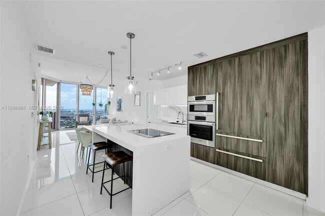 Building Photo - 851 NE 1st Ave