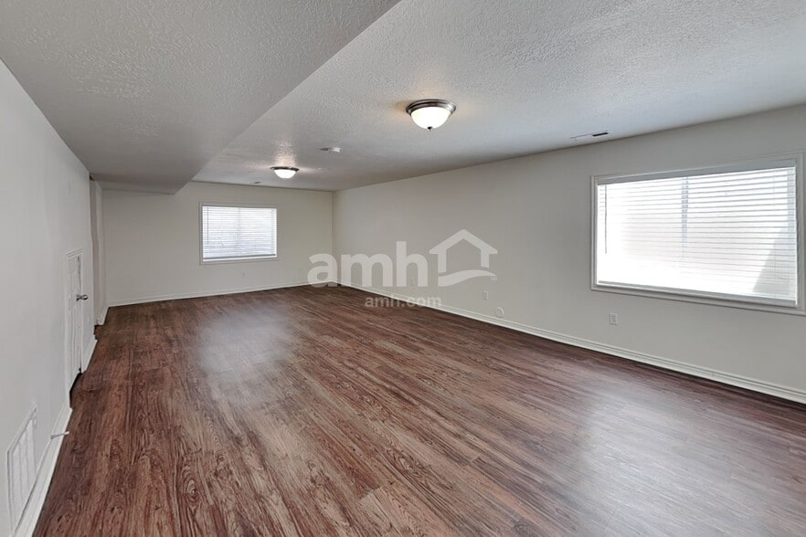 Building Photo - 4384 Maple Dr