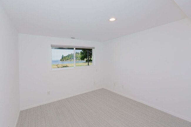 Building Photo - Low Bank Waterfront New Remodel on Huge Lot