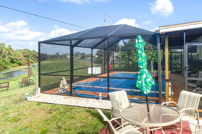 Building Photo - 572 Bellaire Dr