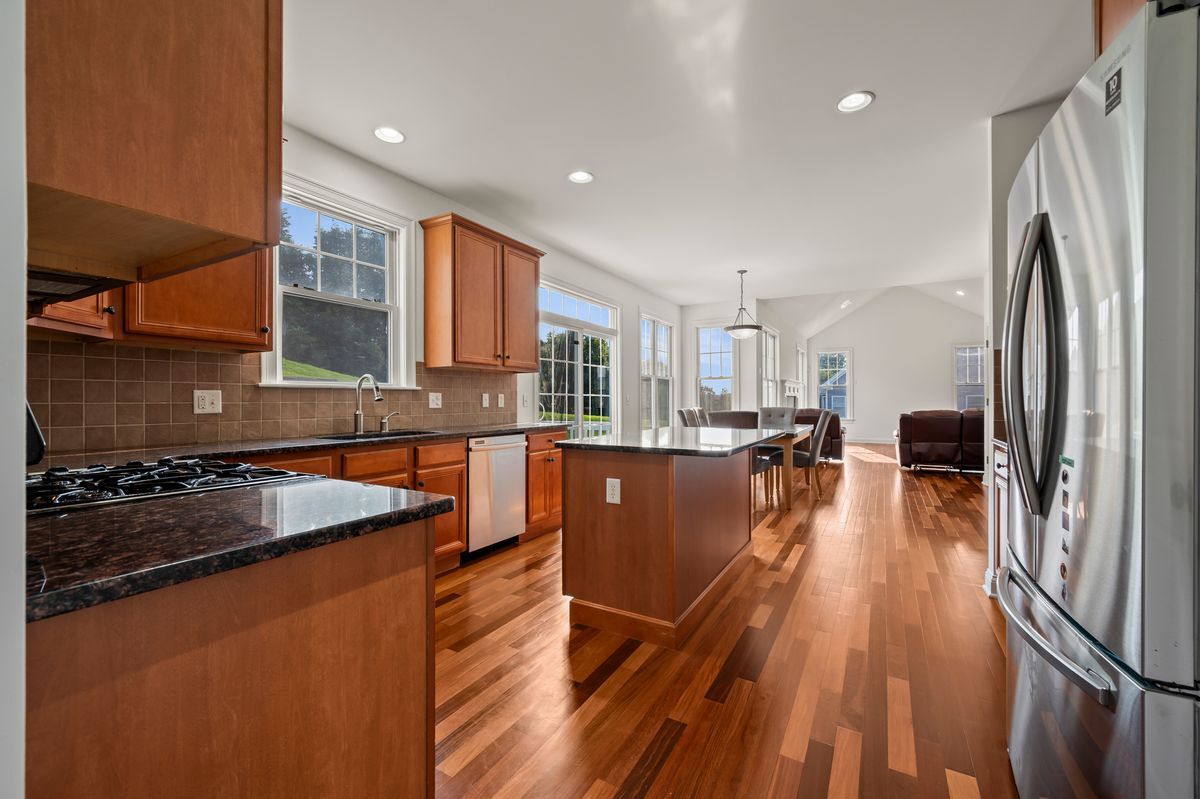 Building Photo - 5 Rolling Hills Dr