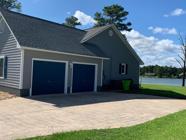 Building Photo - Beautiful Home on Lake Clermont