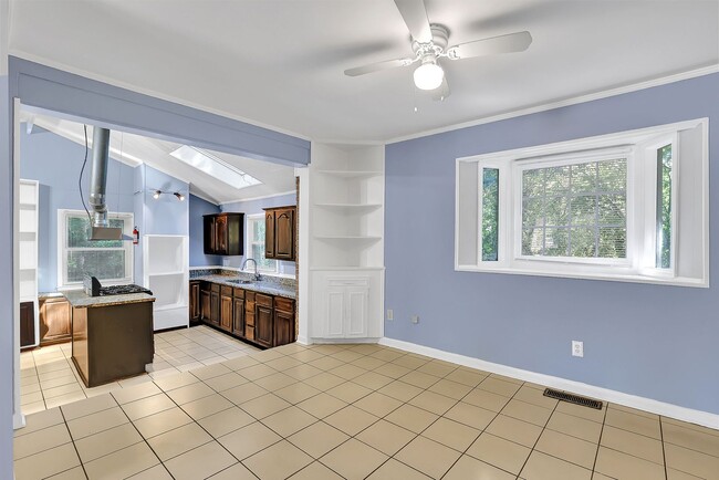 Building Photo - Beautiful, Newly Renovated 5 Bed 2 Bath si...