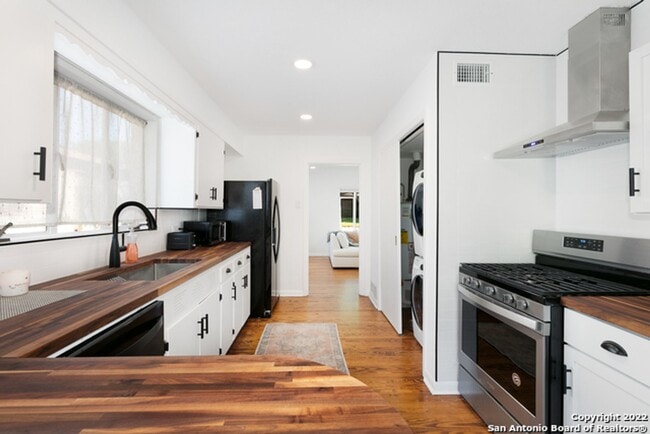 Building Photo - ~~COZY 3BD/2BA HOME! HIGHLANDS HIGH SCHOOL!!~~