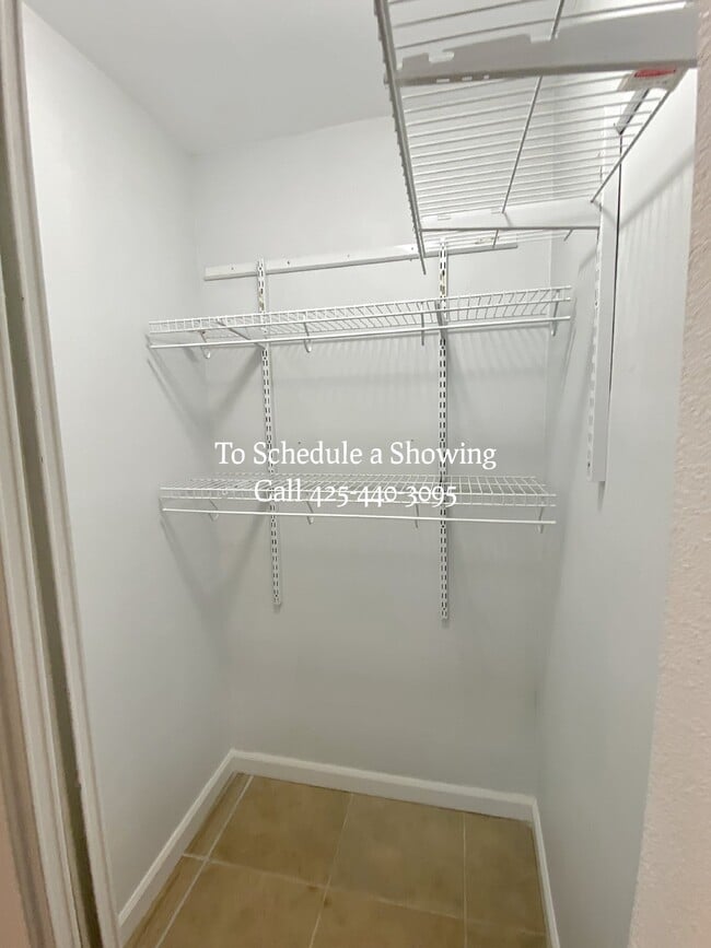 Building Photo - "Charming Bellevue Retreat: Spacious 2-Bed, 2-Bath with Finished Basement!"