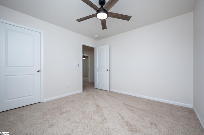 Building Photo - 114 Green Oak Dr