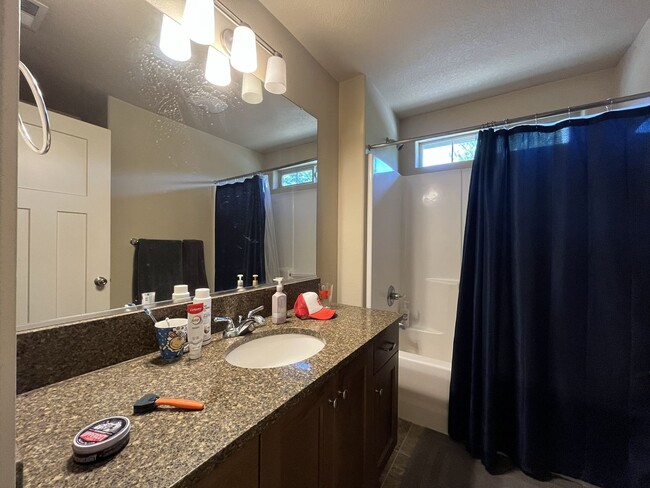Building Photo - Bright and Modern North Portland Living with Three Bedrooms, Laundry Room & Attached Garage