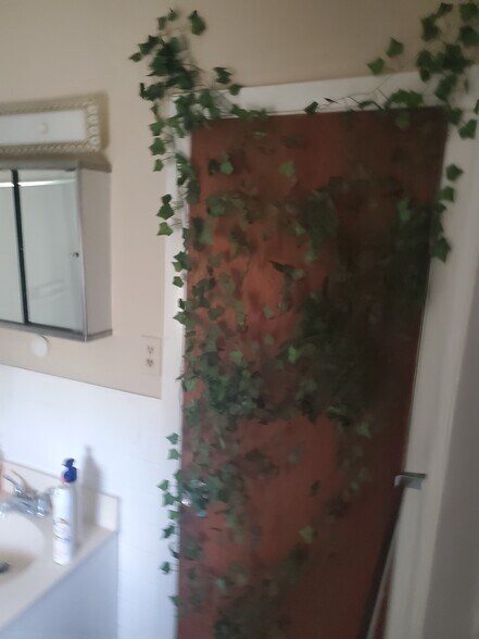 Building Photo - 528 W 4th St