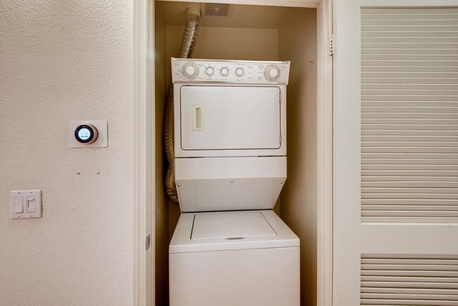 Building Photo - Spectrum Center, 2 Bed | 2 Bath Single Lev...