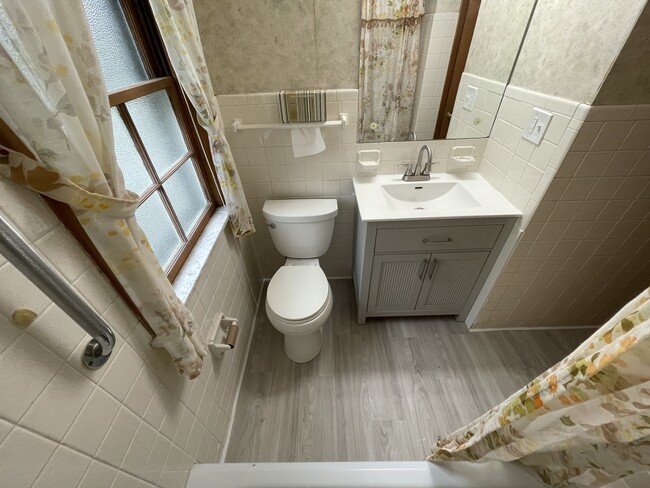 Building Photo - 418 E 274th St