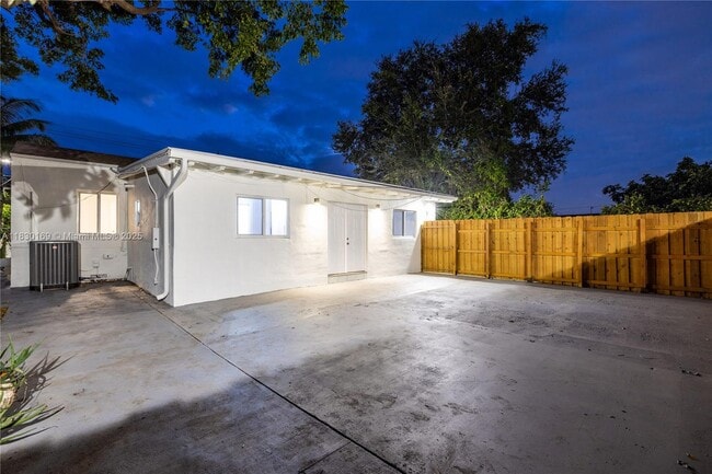 Building Photo - 2729 SW 18th St