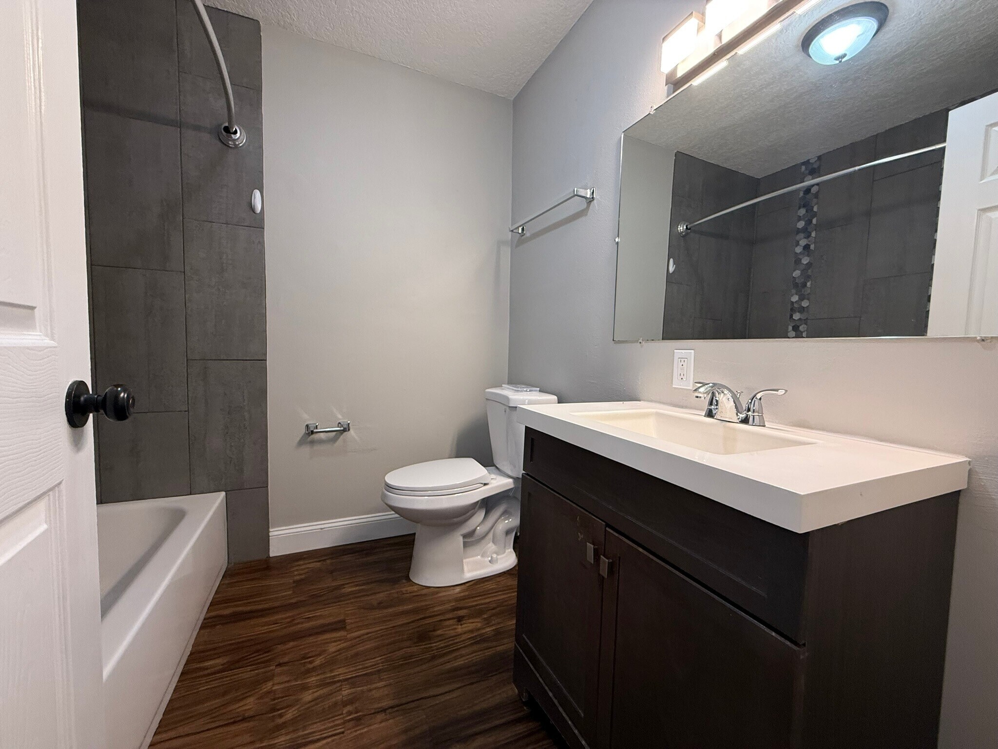 Building Photo - 2 Bed/1 Bath - Unit 8