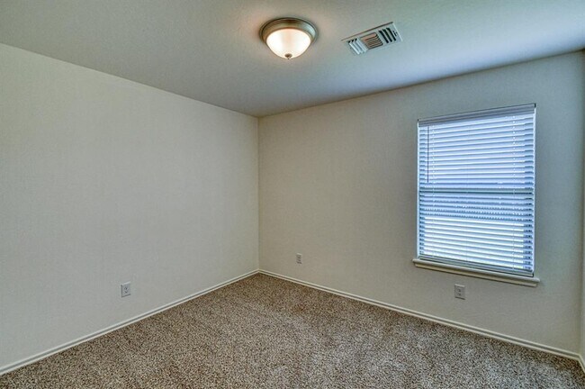 Building Photo - 15712 Bennett Dr