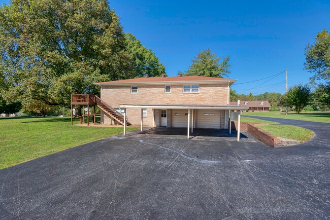 Building Photo - 5760 Saundersville Rd