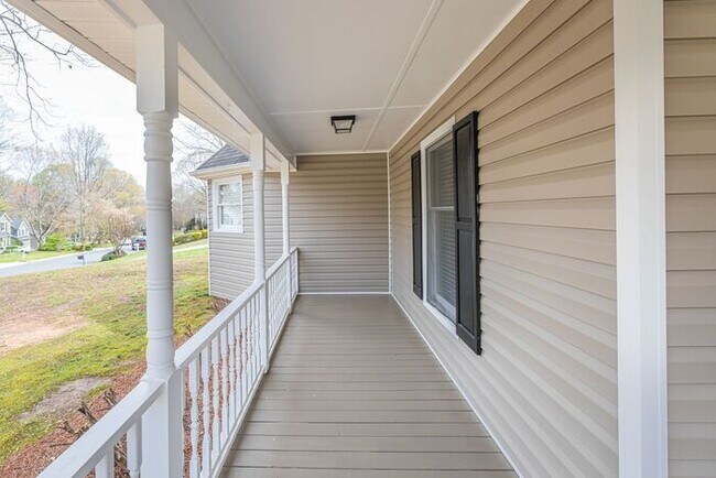Building Photo - NW Large Updated Home! LR, DR, Den, FP, Ha...