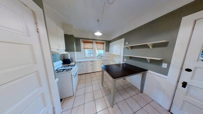 Building Photo - PRICE REDUCTION!! Spacious 2 bedroom 2 Bat...