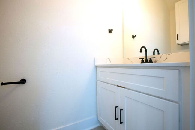Building Photo - Modern Amenities. Urban Location. Sophisti...