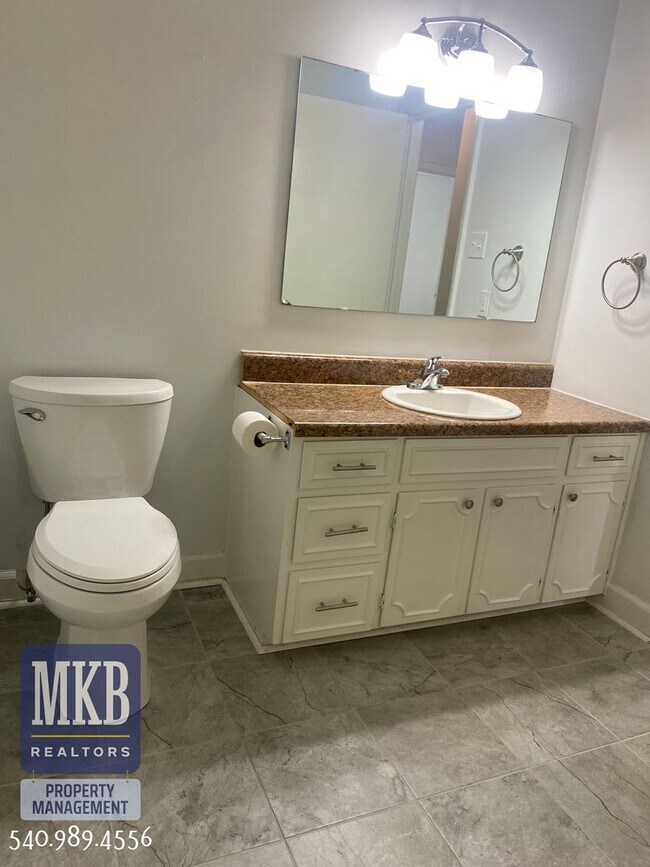 Building Photo - 4 Bedrooms, 2.5 Baths, Split Foyer, Locate...