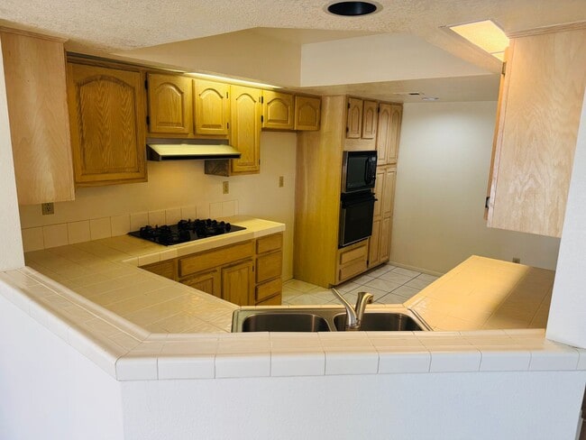 Building Photo - Palm Colony End Unit | Resort Living Included!