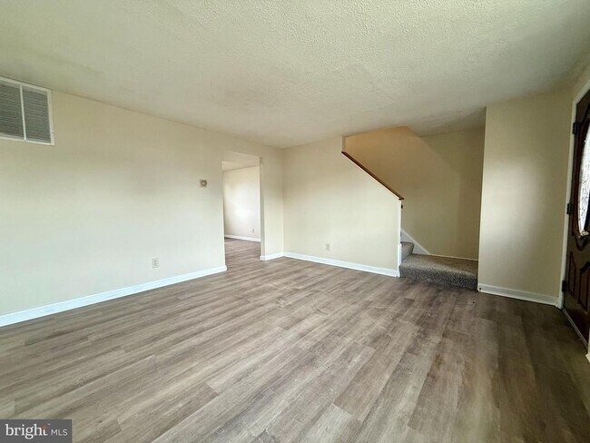 Building Photo - 2008 Ewald Ave