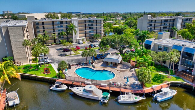 Building Photo - 16 Royal Palm Way