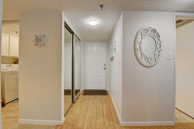 Building Photo - 950 Lavers Cir