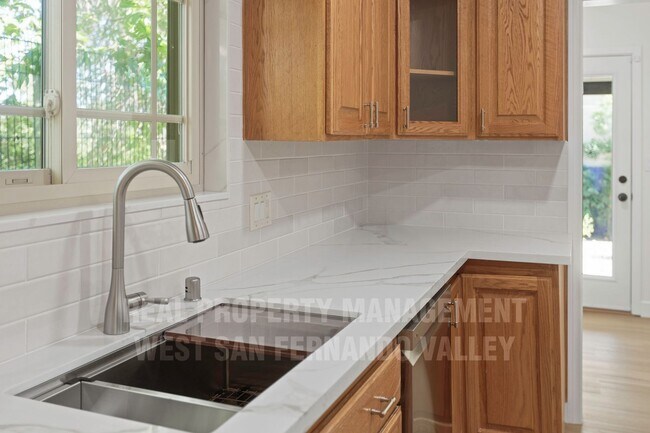 Building Photo - Stunning 3bd Home with Private Outdoor Oasis