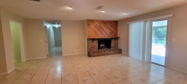 Building Photo - 2220 NW 14th Ave