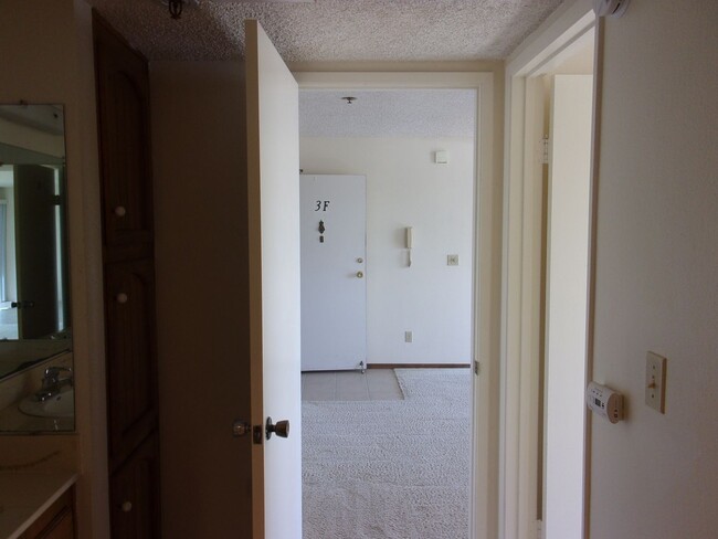 Building Photo - 411