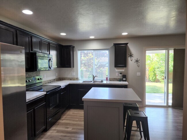 Building Photo - Beautiful 3 bedroom, 2.5 bathroom home with loft  in West Boise. Great floor plan that has everyt...