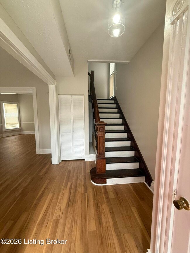 Building Photo - 2547 Bank St