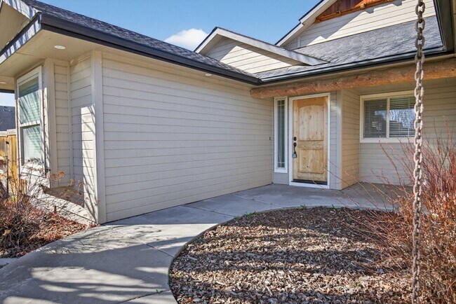 Building Photo - Spacious Home in Quiet Star Cul-de-Sac with Large Yard