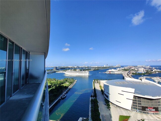 Building Photo - 888 Biscayne Blvd