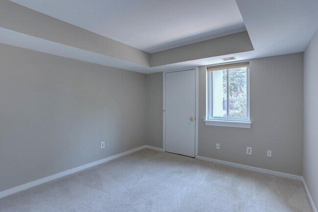 Building Photo - 8906 Battery Pl